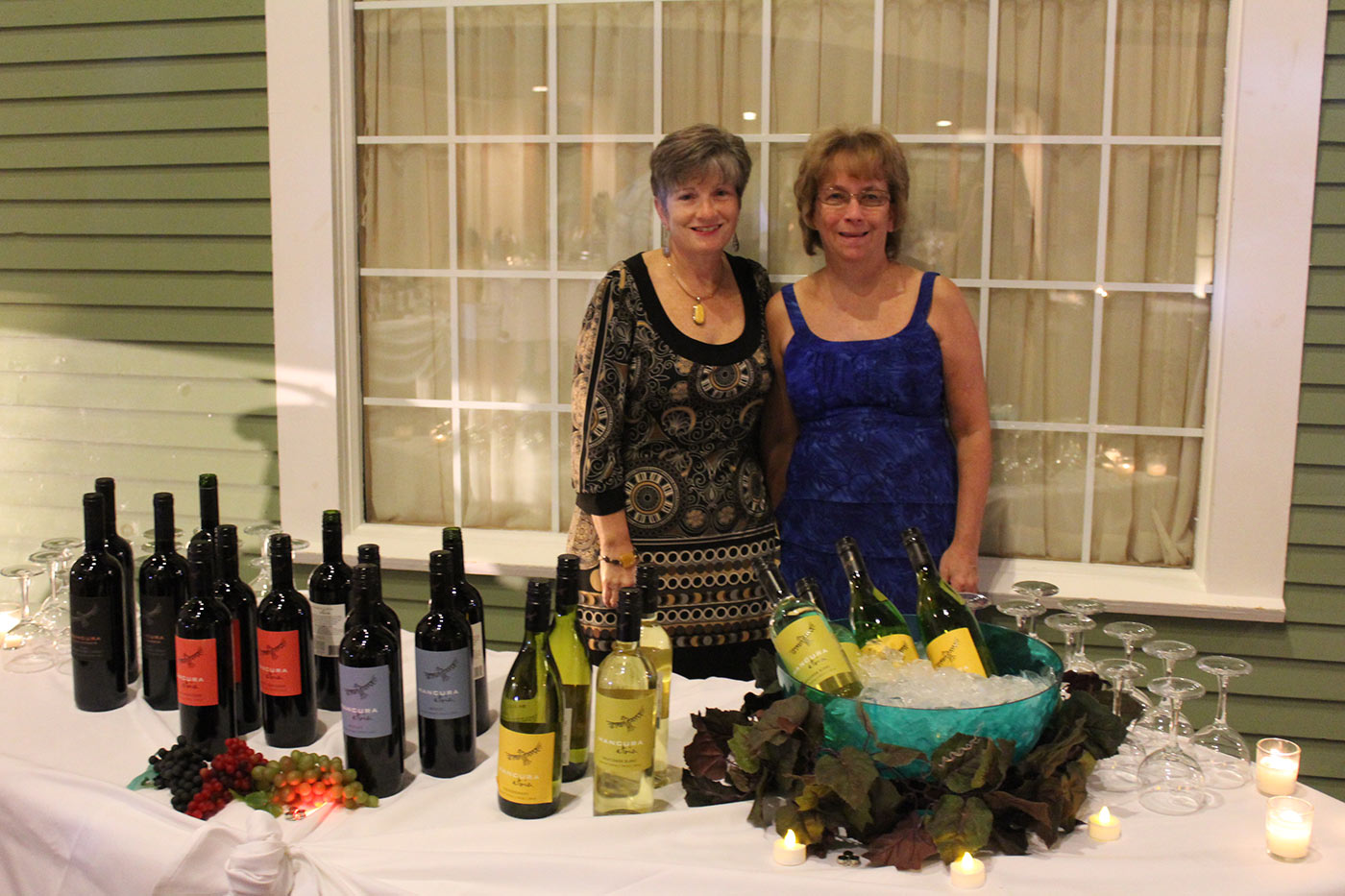Two women with wine at the event of Vin Le Soir to benefit AIM Services, Inc.