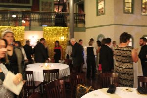 guests beginning to arrive at vin le soir